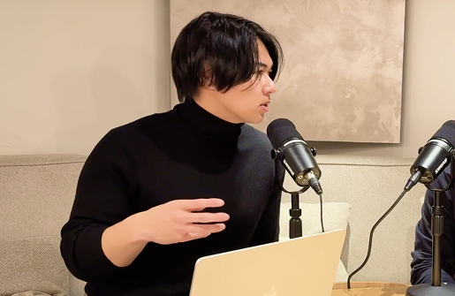 雫石が収録中に話している様子
