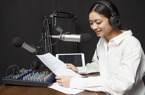 ポッドキャストの収録を1人で頑張っている様子